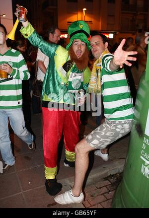 Fußball - UEFA Champions League - Gruppe E - Villarreal gegen Celtic - Estadio El Madrigal. Celtic-Fans feiern vor Beginn des Spiels auf den Straßen vor dem Stadion Stockfoto