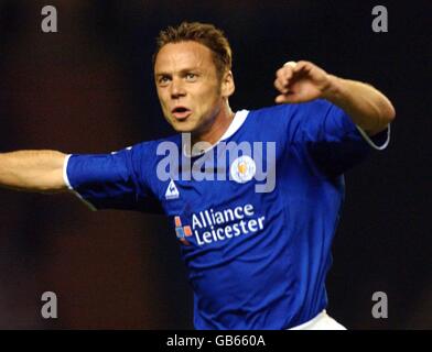 Fußball - FA Barclaycard Premiership - Leicester City / Leeds United. Paul Dickov von Leicester City feiert das zweite Tor des Spiels gegen Leeds United Stockfoto