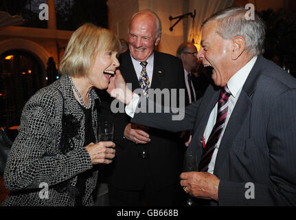 (Links-rechts) Lady Mary Parkinson, Ehefrau von Sir Michael Parkinson mit Sir Henry Cooper und Dickie Bird bei einer Party zur Feier der Veröffentlichung von Sir Michaels Memoiren "My Autobiography" im Londoner Holland Park. Stockfoto