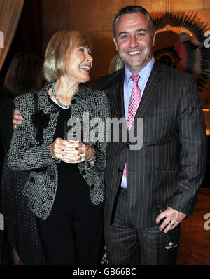 Lady Mary Parkinson mit Sohn (Name nicht bekannt) auf einer Party zur Feier der Veröffentlichung von Michael Parkinson's Memoiren „My Autobiography“ im Londoner Holland Park. Stockfoto