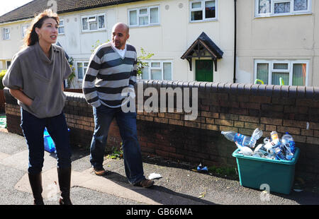 Die Ehefrau des konservativen Parteiführers David Cameron, Samantha Cameron, mit dem Projektleiter Simon Jay heute auf der Welsh House Farm in Birmingham, die jungen Menschen hilft, aus der Kriminalität herauszukommen. Stockfoto