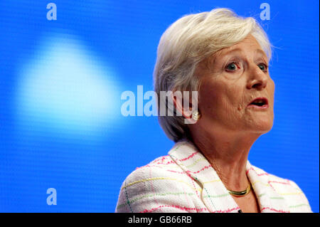 Die Schatten-Sicherheitsministerin Pauline Neville-Jones spricht vor der Konferenz der Konservativen Partei in Birmingham. Stockfoto