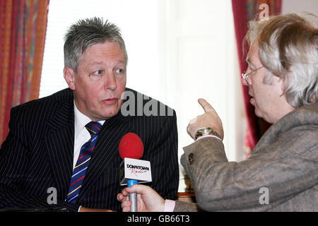 Erster Minister Peter Robinson, spricht in seinem Büro im Stormont Castle, Belfast, mit der Presse. Stockfoto