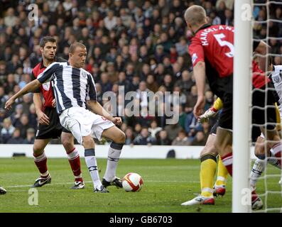 Fußball - Barclays Premier League - West Bromwich Albion gegen Fulham - The Hawthorns. Roman Bednar (c) von West Bromwich Albion erzielt das erste Tor nach der Fulham-Verteidigung Stockfoto