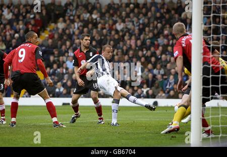 Fußball - Barclays Premier League - West Bromwich Albion gegen Fulham - The Hawthorns. Roman Bednar (c) von West Bromwich Albion erzielt das erste Tor nach der Fulham-Verteidigung Stockfoto