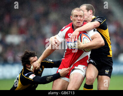 Rugby Union - EDF Energy Cup - Gloucester Rugby gegen London Wasps - Kingsholm Stadium. Gloucester Mike Tindall wird von Wesps Tom Voyce und Dave Walder während des EDF Energy Cup-Spiels im Kingsholm Stadium, Gloucester, angegangen. Stockfoto