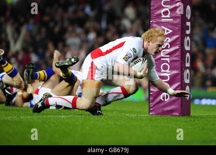 Rugby League - Engage Super League Grand Final - St Helens gegen Leeds Rhinos - Old Trafford. St Helens' James Graham erzielt den Eröffnungversuch gegen Leeds Rhinos während des Engage Super League Grand Finals in Old Trafford, Manchester. Stockfoto