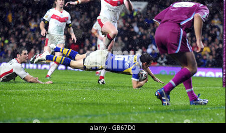 Danny McGuire von Leeds Rhinos versucht beim Engage Super League Grand Final in Old Trafford, Manchester, einen Versuch zu machen. Stockfoto