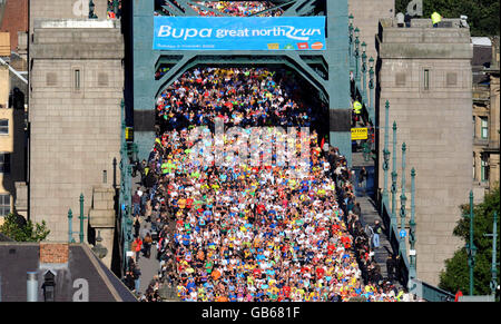 Die Teilnehmer überqueren die Tyne Bridge während des BUPA Great North Run in Newcastle. Stockfoto