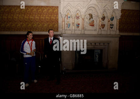 Großbritanniens Goldmedaillengewinnerin Chris Hoy und Taekwondo-Bronzemedaillengewinnerin Sarah Stevenson warten auf einen olympischen Empfang im Rathaus von Manchester. Stockfoto