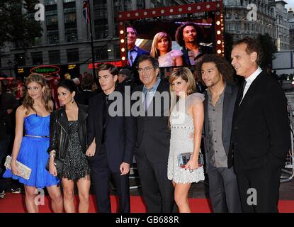 Jemma McKenzie-Brown, Vanessa Hudgens, Director Kenny Ortega, Zac Efron, Ashley Tisdale, Corbin Bleu und ein unbekannter Gast kommen zur britischen Premiere von „High School Musical 3“ am Empire Leicester Square, London, WC2 Stockfoto