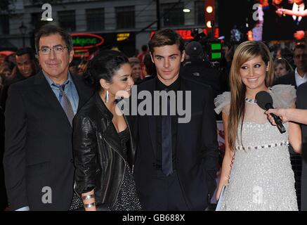 Regisseur Kenny Ortega, Vanessa Hudgens, Zac Efron und Ashley Tisdale kommen zur UK-Premiere von 'High School Musical 3' am Empire Leicester Square, London, WC2 Stockfoto