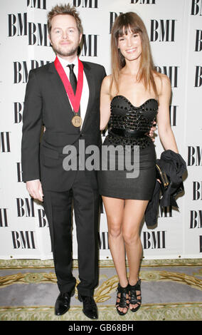 Espen Lind mit seiner Freundin während der BMI Awards im Dorchester Hotel im Zentrum von London. Stockfoto