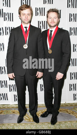 Amund Bjorklund und Espen Lind mit ihren Auszeichnungen während der BMI Awards im Dorchester Hotel im Zentrum von London. Stockfoto