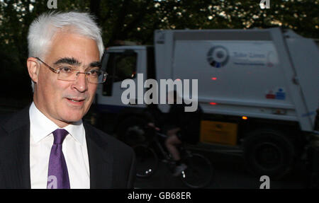 Kanzler Alistair Darling kommt in den Millbank Studios in Westminster an. Stockfoto