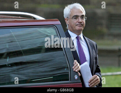 Kanzler Alistair Darling kommt zu einer Pressekonferenz in der Downing Street an. Stockfoto