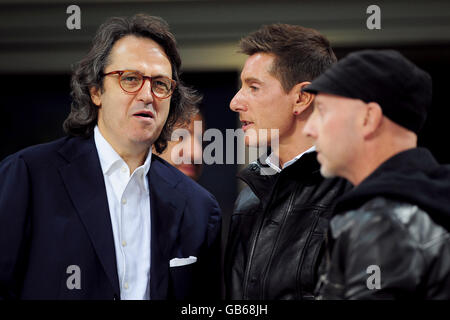 Die italienischen Modedesigner Gigi Marzullo (l), Domenico Dolce (c) und Stefano Gabbana (r) an den Ständen Stockfoto