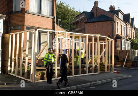 Die Szene auf Shepherd's Lane, Harehills, Leeds, wo die Polizei, die die Londoner Bombenanschläge vom 7. Juli untersuchte, eine Einzimmerwohnung überfiel. Stockfoto