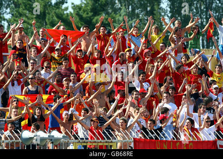 Fußball - WM-Qualifikation - Gruppe 9 - FYR Mazedonien / Schottland - Skopje City Stadium. Die Fans der FYR Mazedonien unterstützen ihre Seite in den Tribünen Stockfoto