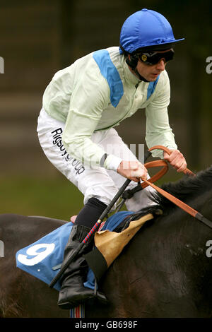 Pferderennen - Trinidad & Tobago Tag - Pontefract. Admiral Dundas, der während des Trinidad & Tobago Handicap von dem Jockey Tony Culhane geritten wurde Stockfoto