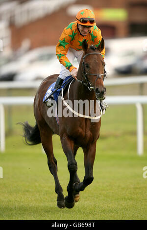 Pferderennen - Trinidad & Tobago Tag - Pontefract. Nachtschwalbe mit Jockey Joe Fanning während des Trinidad & Tobago Handicap Stockfoto