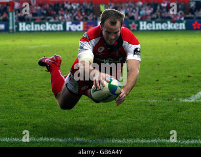 Rugby Union - Heineken Cup - Gloucester Rugby / Biarritz Olympique Pays Basque - Kingsholm Stadium. James Simpson-Daniel taucht ein, um Gloucesters ersten Versuch während des Heineken Cup-Spiels im Kingsholm Stadium, Gloucester, zu erzielen. Stockfoto