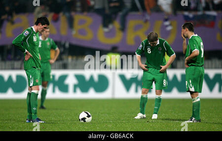 Die nordirischen Kyle Lafferty (links), David Healy (Mitte) und Steven Davis scheinen beim WM-Gruppenspiel im Ljudski Vrt Stadium, Maribor, Solvenia, niedergeschlagen zu sein. Stockfoto