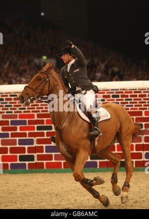 Der britische Robert Whitaker mit Finbarr V gewinnt die Puissance am vierten Tag der Horse of the Year Show im NEC in Birmingham. Stockfoto