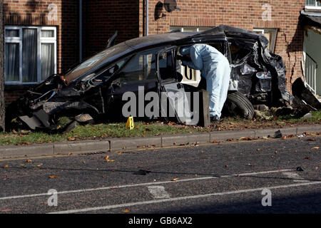 Die Szene in der London Road, Bedford, nachdem ein Fußgänger starb, als zwei gestohlene Autos kollidierten und einen Wohnblock trafen. Stockfoto