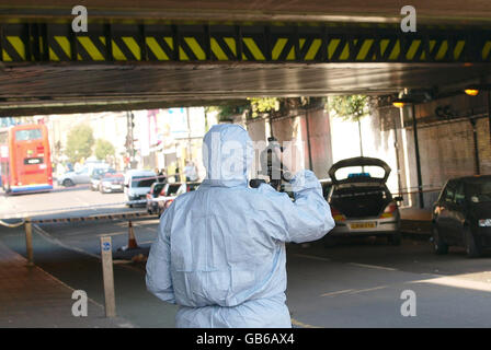 Ein forensischer Polizeibeamter am Tatort auf der Stroud Green Road, Finsbury Park, im Norden Londons, wo zwei Männer bei einem Zusammenstoß zwischen zwei Gruppen heute früh verletzt wurden, teilte die Polizei mit. Stockfoto