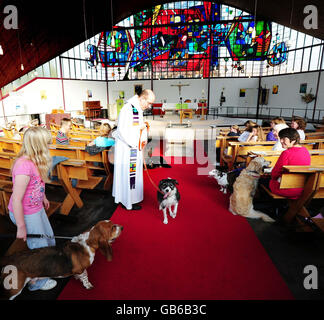 Tierbesitzer mit ihren Haustieren während eines besonderen Gottesdienstes zur Anerkennung des heiligen Franziskus von Assisi in der St. John the Baptist Church, Lincoln. Stockfoto