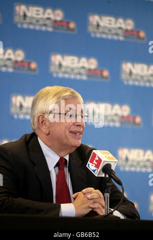 Basketball - NBA - Vorsaison Tour - Miami Heat gegen New Jersey Nets - O2 Arena. David Stern, Kommissar der NBA, spricht auf einer Pressekonferenz Stockfoto