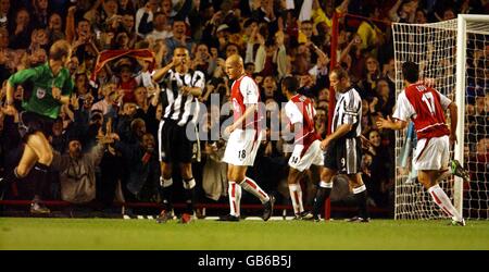 Thierry Henry von Arsenal feiert das Tor nach einem Umstrittene Strafe, da die Spieler von Newcastle United niedergeschlagen aussehen Stockfoto