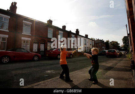 Generisches Bild von Kindern (Namen nicht angegeben), die auf einer Straße in Stockport spielen. Stockfoto