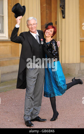 Entertainer Paul O'Grady, 53, am Buckingham Palace mit Tochter Sharyn Mousley. Heute wurde er vom Prince of Wales zum Mitglied des Order of the British Empire gemacht. Stockfoto