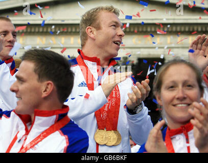 Olympische Spiele - Team GB Beijing Homecoming Parade - London. Dreifacher Goldmedaillengewinnerin Chris Hoy während der Olympischen Parade des Teams in London. Stockfoto