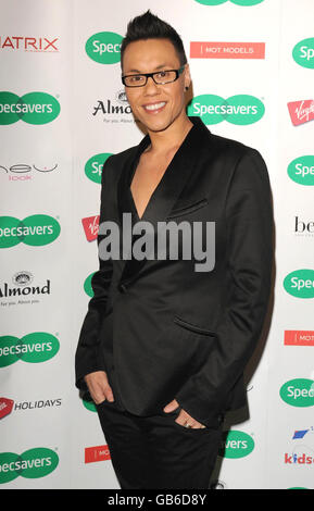 GOK Wan kommt zum Grand Final der Specsavers-Brillenträger des Jahres 2008 im Waldorf Hilton Hotel im Zentrum von London. Stockfoto