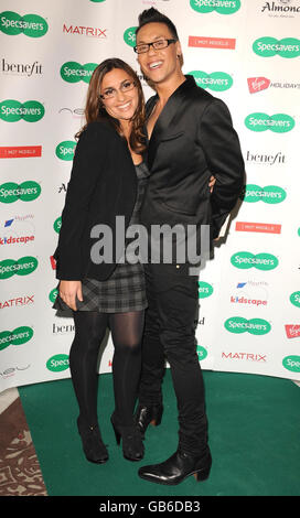 Melanie Blatt, Gewinnerin der Celebrity Spectacle Weaders 2008, und Gok Wan kommen zum Grand Final der Specsavers Spectacenträgerin des Jahres 2008 im Waldorf Hilton Hotel im Zentrum von London. Stockfoto