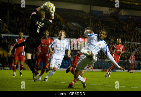 Jermaine Beckford von Leeds United wird von Leyton Orient-Torhüter Glenn Morris während des Coca-Cola League One-Spiels in der Elland Road, Leeds, vereitelt. Stockfoto