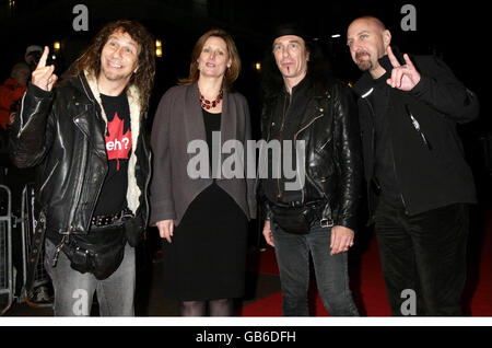 Sarah Brown (Mitte) und die Rockband Anvil kommen zur Gala-Vorführung von Anvil beim Times BFI London Film Festival! The Story of Anvil, im Odeon West End, Leicester Square, im Zentrum von London. Stockfoto