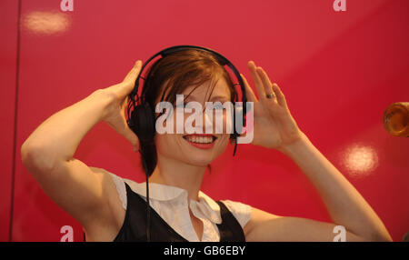 Sophie Ellis-Bextor mit dem Soundsystem im neuen House of Fraser Store in Cabot Circus, Bristol. Stockfoto