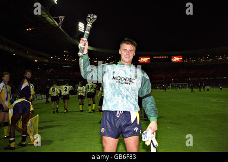 Fußball - Barclays League Division Four - Play-off-Finale - Blackpool gegen Torquay United - Wembley Stadium. Torquay United's Torwart Gareth Howells (r) feiert nach dem Sieg im Elfmeterschießen mit der Play-off-Trophäe Stockfoto