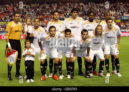 Fußball - UEFA-Cup - erste Runde - erste Etappe - Sevilla FC gegen SV Salzburg - Estadio Ramon Sanchez Pizjuan. Die Mannschaft des FC Sevilla muss sich vor dem Anpfiff für ein Gruppenfoto anstellen Stockfoto