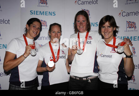 Großbritanniens Frauen-Vierfach-Sculls, Silbermedaillengewinnerin (von links) Annie Vernon, Deborah Flood, Frances Houghton und Katherine Grainger beim olympischen und paralympischen Medienessen in Quaglinos, London. Stockfoto