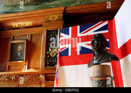 Auf dem Marinestützpunkt in Portsmouth wird eine lebensgroße Bronzebüste von Vizeadmiral Lord Nelson enthüllt. Stockfoto