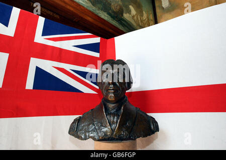 Lord Nelson Büste enthüllt. Auf dem Marinestützpunkt in Portsmouth wird eine lebensgroße Bronzebüste von Vizeadmiral Lord Nelson enthüllt. Stockfoto