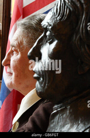 Lord Nelsons große Urgroßenkelin Anna Tribe aus Wales steht neben einer lebensgroßen Bronzebust von Vizeadmiral Lord Nelson, die vom zweiten Seegott, Vizeadmiral Alan Massey, auf dem Marinestützpunkt in Portsmouth enthüllt wurde. Stockfoto