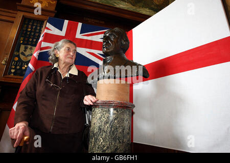 Lord Nelsons große Urgroßenkelin Anna Tribe aus Wales steht neben einer lebensgroßen Bronzebust von Vizeadmiral Lord Nelson, die vom zweiten Seegott, Vizeadmiral Alan Massey, auf dem Marinestützpunkt in Portsmouth enthüllt wurde. Stockfoto