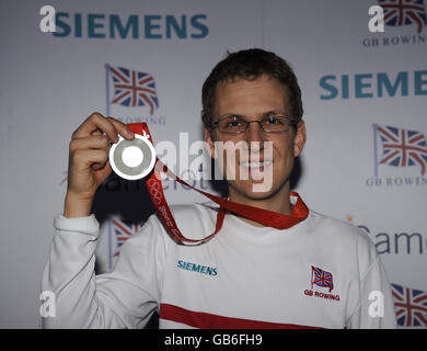 Die britischen Männer-Acht, Silbermedaillengewinnerin Cox, Acer Nethercott beim olympischen und paralympischen Medienessen in Quaglinos, London. Stockfoto