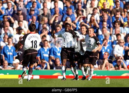 Fulham's Louis Saha feiert das Tor zum Eröffnungstreffer mit Steed Malbranque und Lee Clark Stockfoto